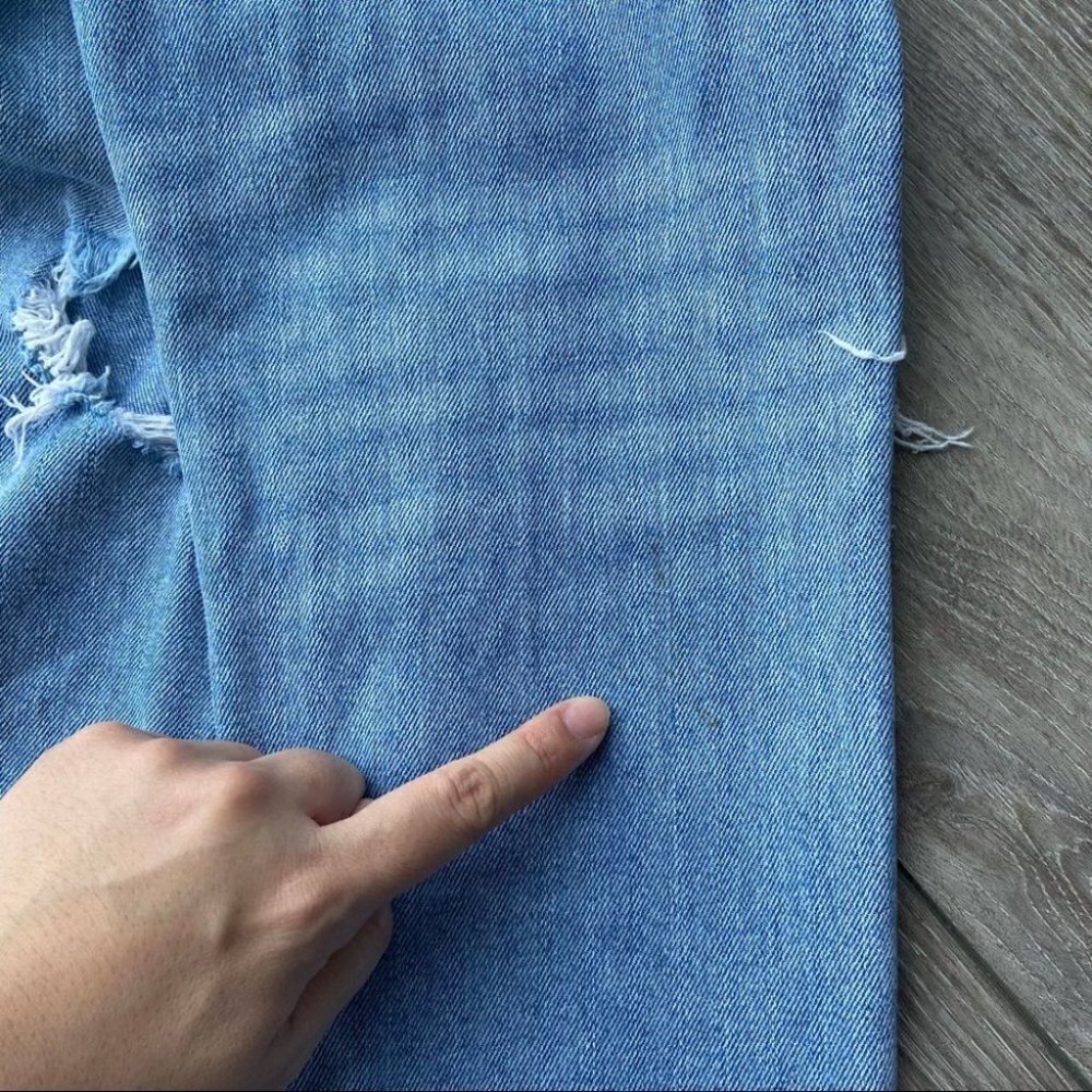 American Eagle Ripped High Rise Light Wash Mom Jean - Picture 15 of 16